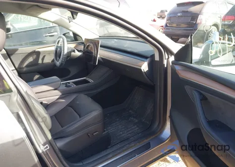 2025 Tesla Model Y z USA, uszkodzony, nr VIN 7SAYGDEE2SF287262